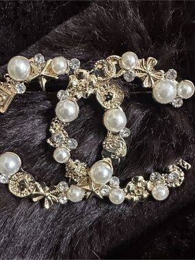 Chanel Gold Classic Pearl Crystal CC Pin & Brooche